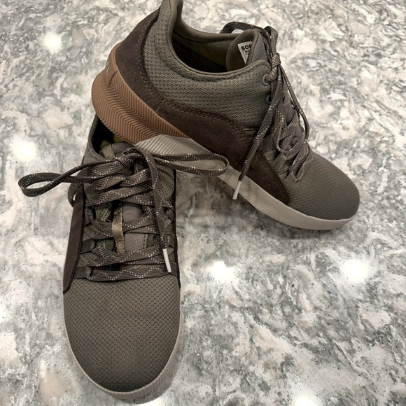 Sorel Water Proof Sneaker. Size 8. - Picture 2 of 7